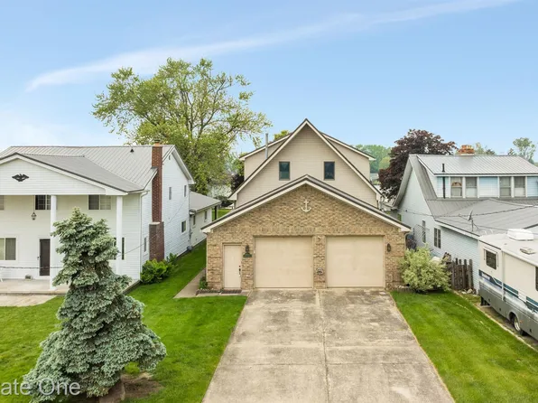 30850 Island Dr, Gibraltar, MI 48173