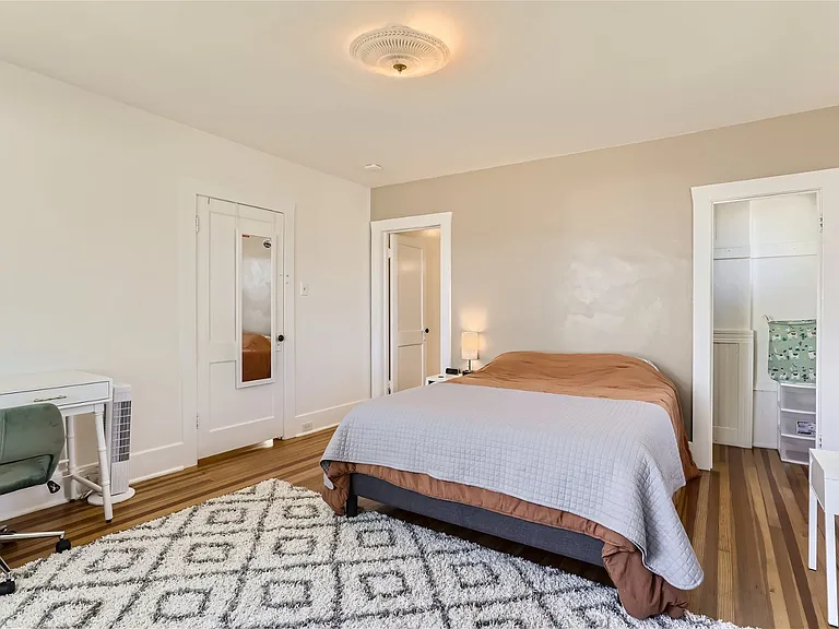 Second bedroom with lots of light