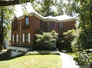 36 Valley View Rd, Great Neck, NY 11021