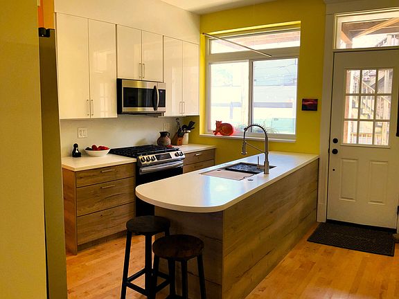 3rd image of 1323 N Artesian Ave APT 1F