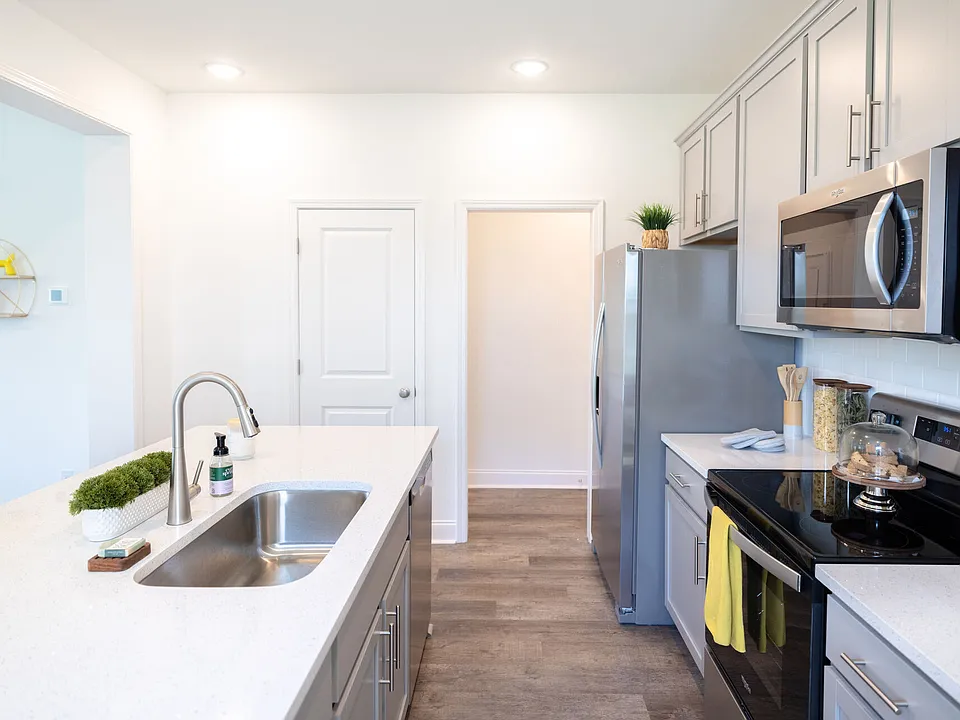 Reve on the Creek apartments community photo