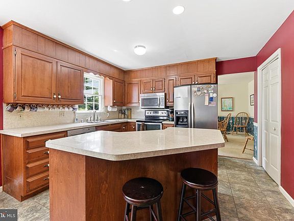 5th image of 211 W Neversink Rd