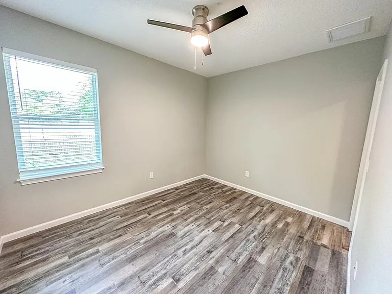 425 Thompson Ave — Photo 7
