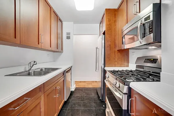 Rented by Anchor Associates | media 17