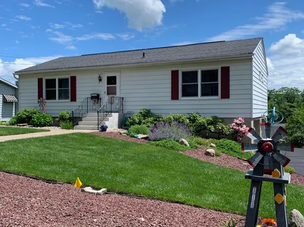 512 3rd St, Peckville, PA 18452