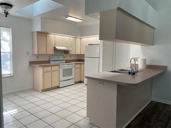 3rd image of 2438 Nectarine Rd