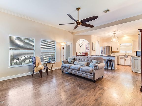 4th image of 302 Glade Blvd