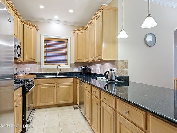 3rd image of 3218 N Kenmore Ave #1