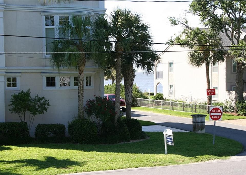 1st image of 1121 Beachview Dr APT C