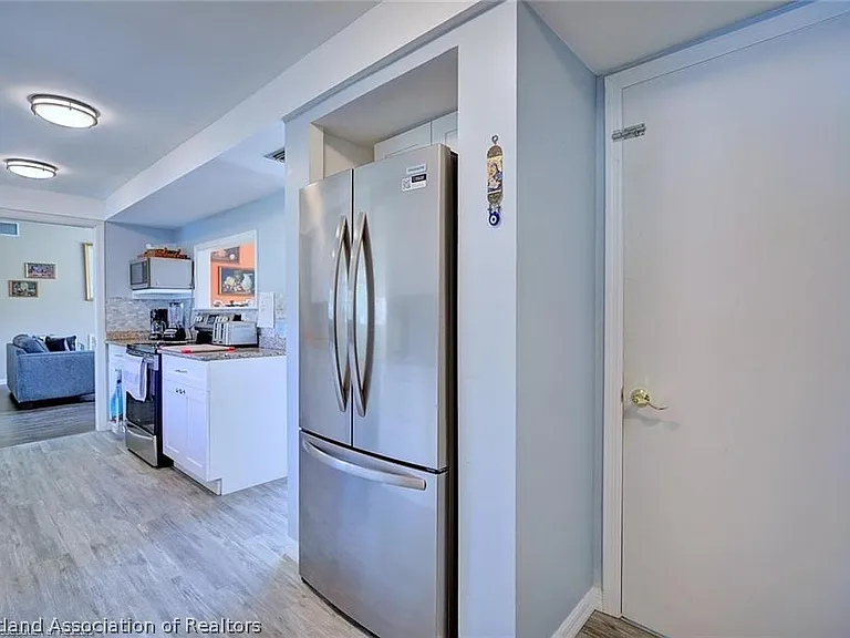 136 Ida Ave — Photo 8