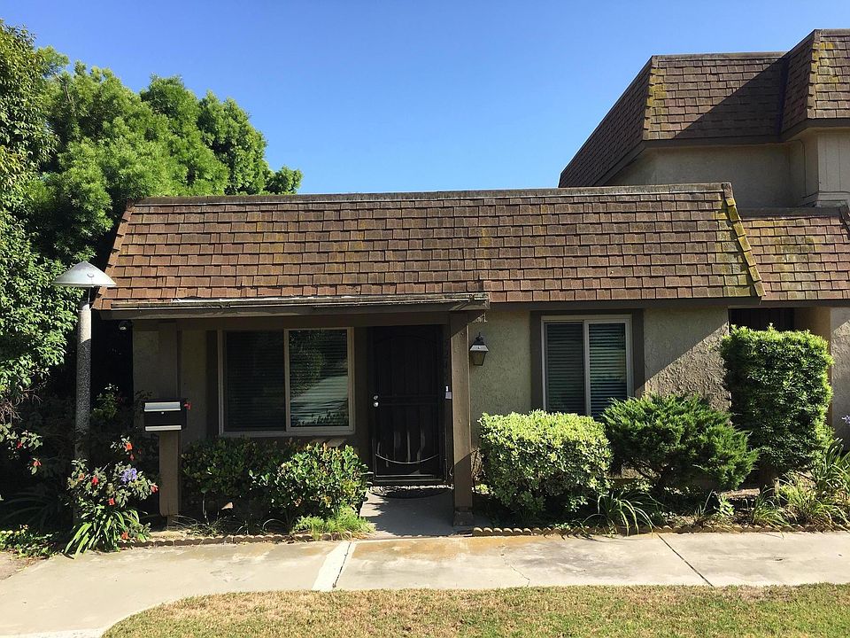 Nice little end unit to call home in La Palma Village.