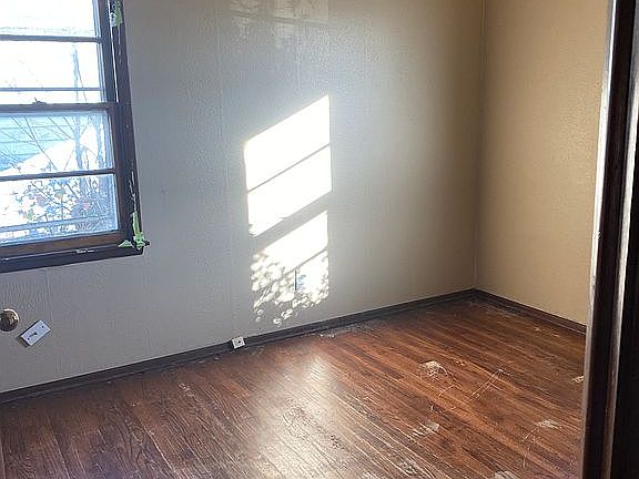 2nd image of 929 SW 52nd St