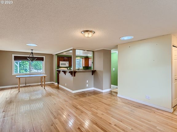 4th image of 156 SE 33rd Ave