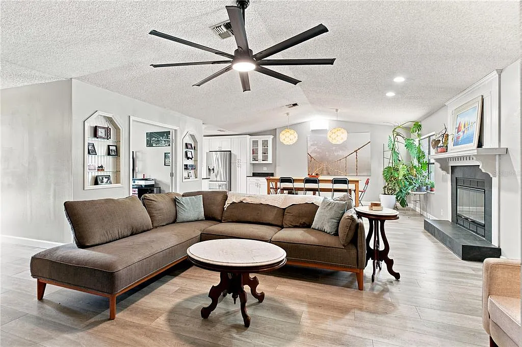 3 bed, 2.0 bath, 1644 sqft, $2,200 — Photo 4