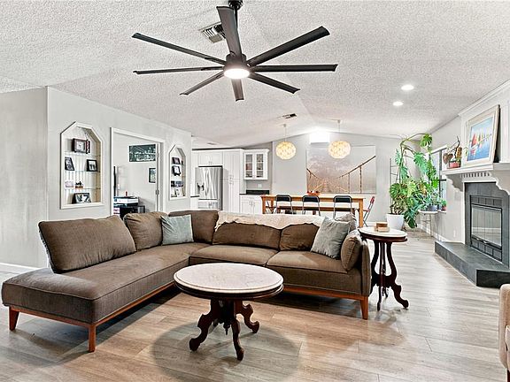 4th image of 3944 NE 7TH STREET
