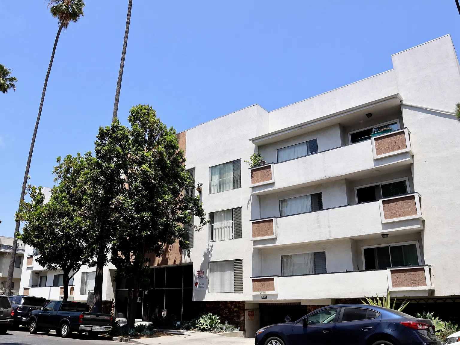 334 S Gramercy — Photo 3