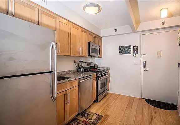2nd image of 516 W 47th St APT N3j