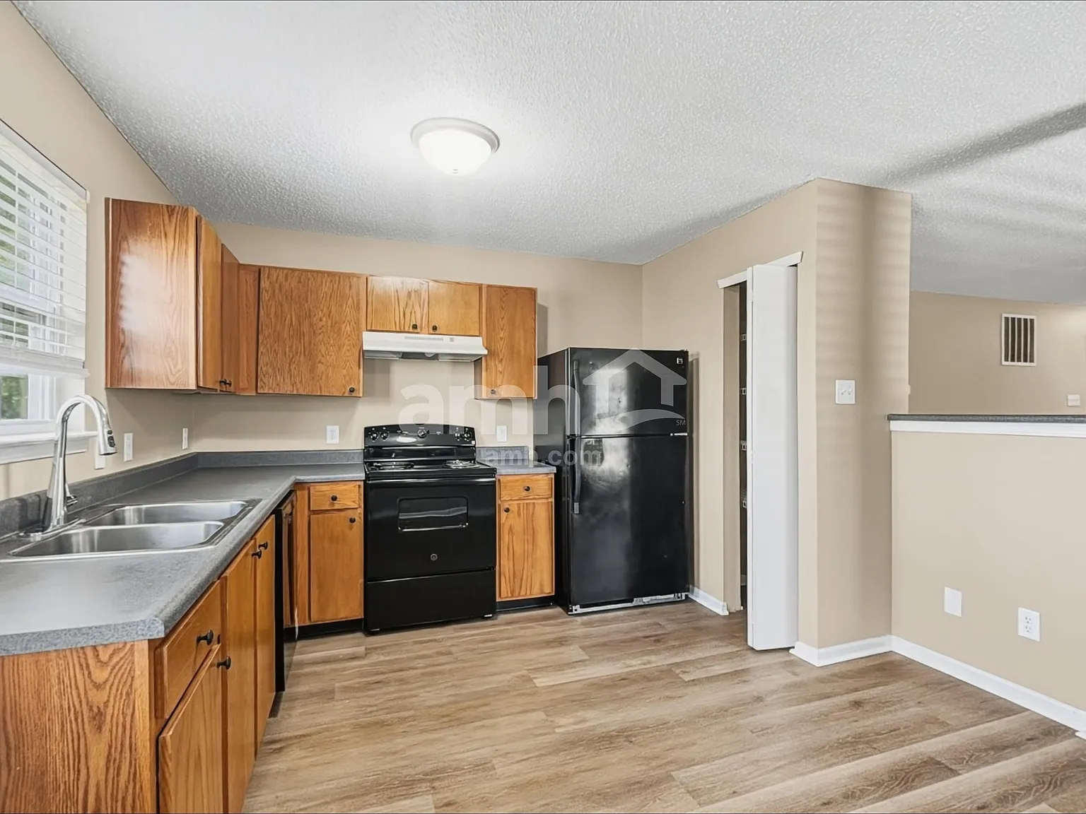 3 bed, 2.0 bath, 1220 sqft, $1,725 — Photo 3