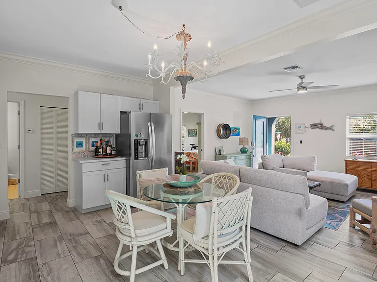 301 Hawthorne Dr — Photo 21