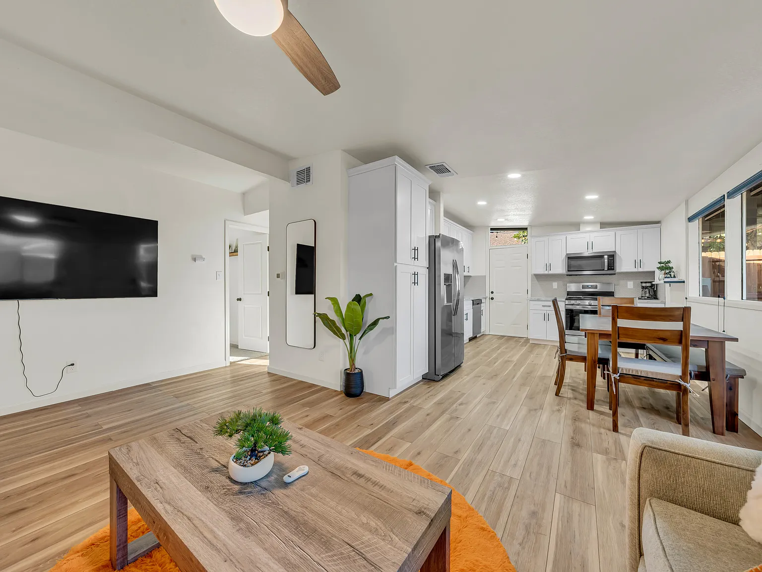 2 bed, 800 sqft, $5,000 — Photo 3
