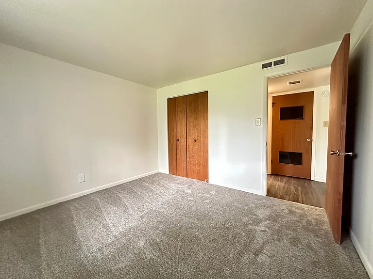 Edgewood Apartments — Photo 35