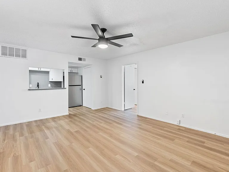 Worthington Apartments — Photo 9