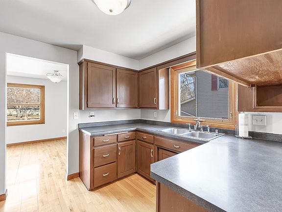 3rd image of 808 Ridgeway Blvd