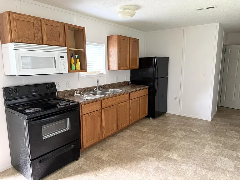 385 E Bear St — Photo 2