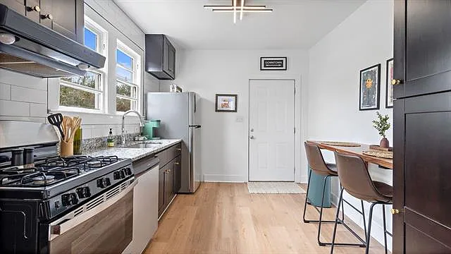 212 E Oak St — Photo 8