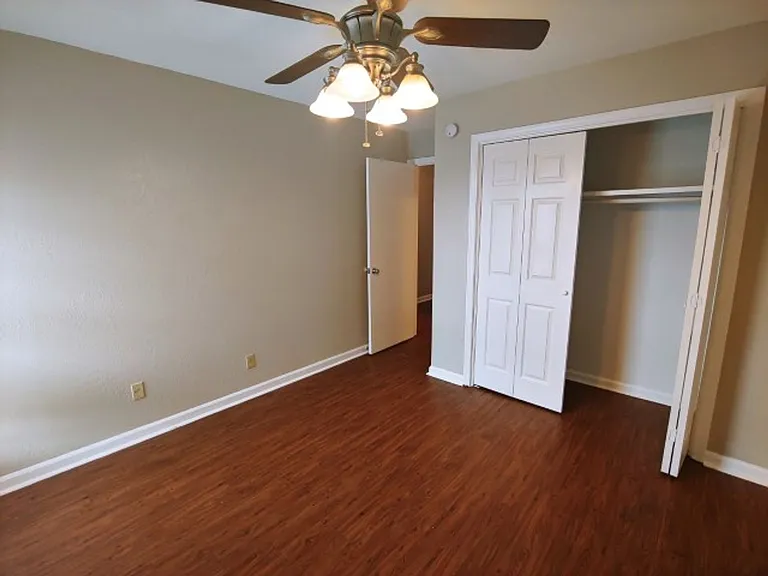 Barton Oaks Apartments — Photo 19