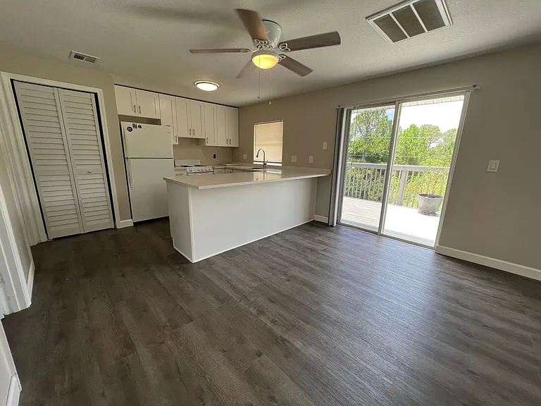 2041 Agora — Photo 3