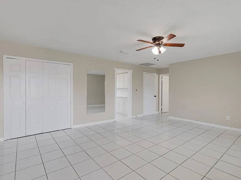 2927 SE 15th Pl #4 — Photo 3