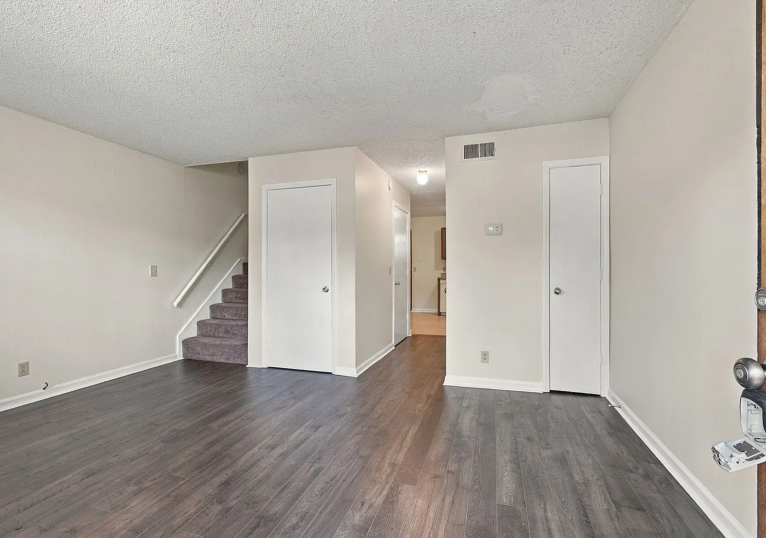 Awesome 2-bedroom, 1.5-bathroom duplex in charming Donelson! — Photo 3