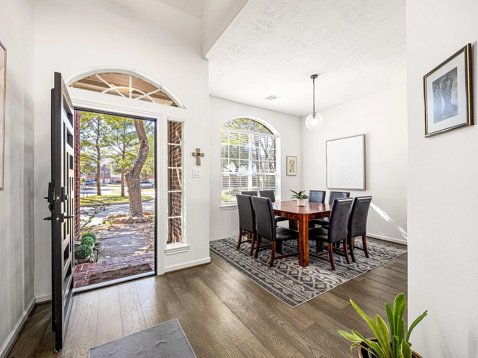 3 bed, 2.5 bath, 2294 sqft, $2,990 — Photo 3