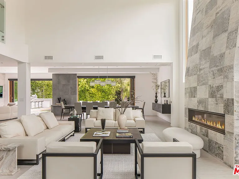 12443 W Sunset Blvd — Photo 4