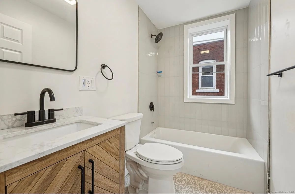 3 bed, 1.0 bath, 6480 sqft, $2,100 — Photo 2