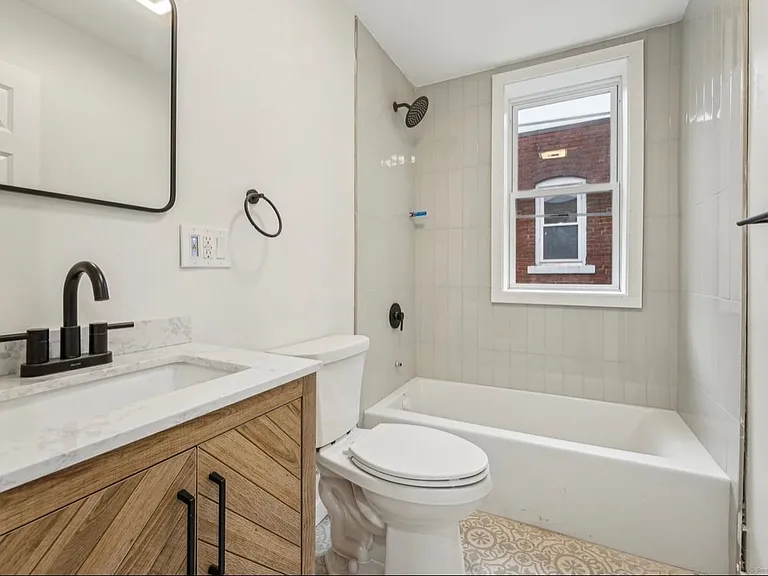 208-210 Magnolia St — Photo 2
