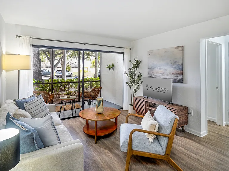 Emerald Palms Apartment Homes — Photo 9