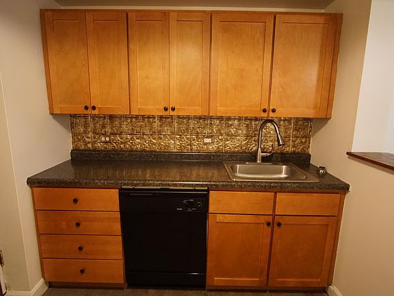 3rd image of 935 W Cornelia Ave #G