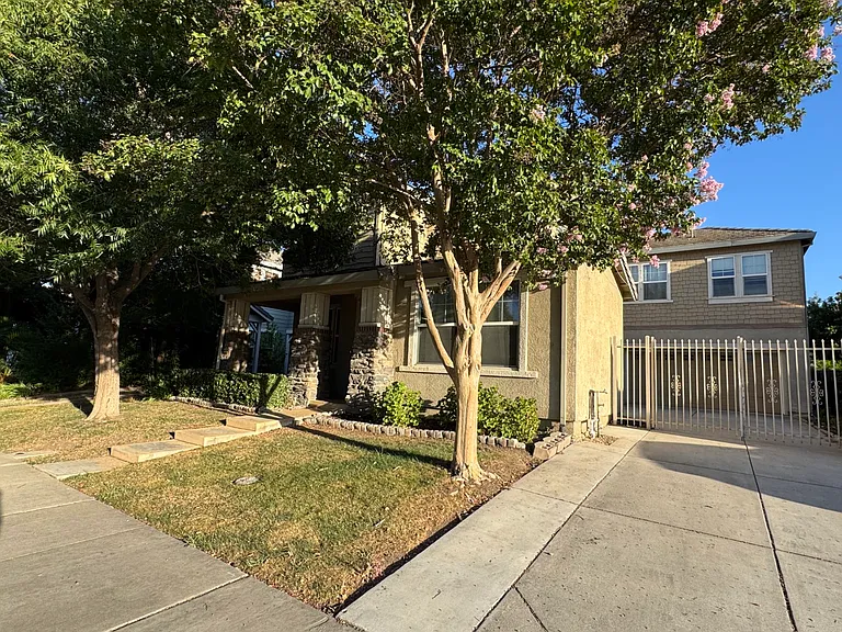 2912 Safford Ave — Photo 2