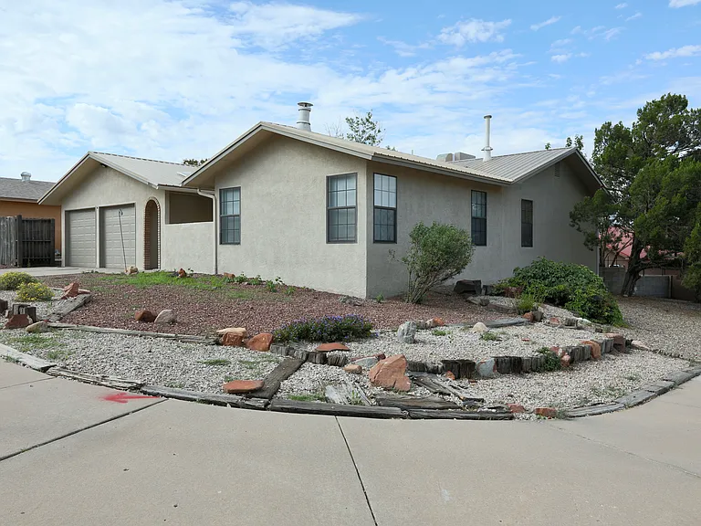 821 Oro Real NE — Photo 2