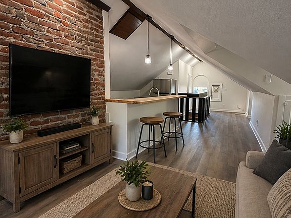 3rd image of 915 Rockhill St #3
