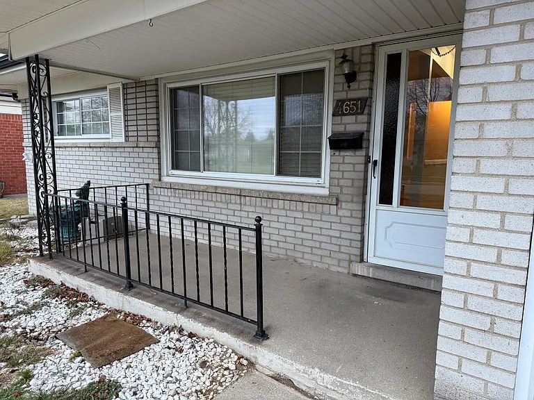 4651 Kingsley Dr — Photo 9