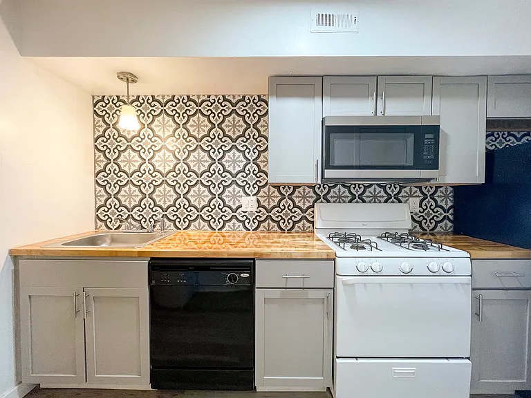 5735 Hobart St #4 — Photo 9