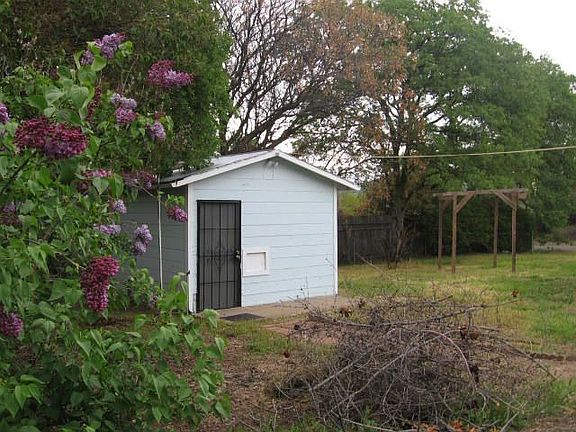 STORAGE SHED W/POWER!