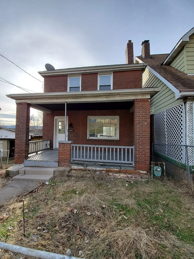 Available NOW! 3 Bedroom home with fenced in yard! — Photo 1