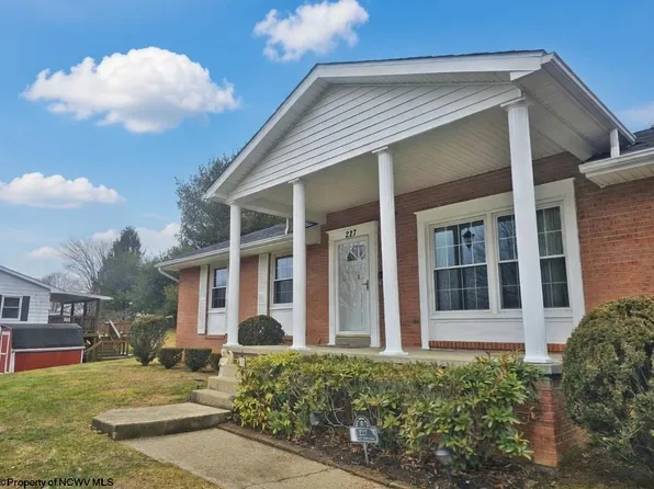 227 Meadowcrest Ln, Bridgeport, WV 26330