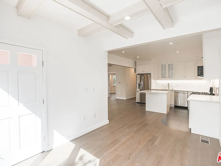 31 Breeze Ave #A — Photo 2