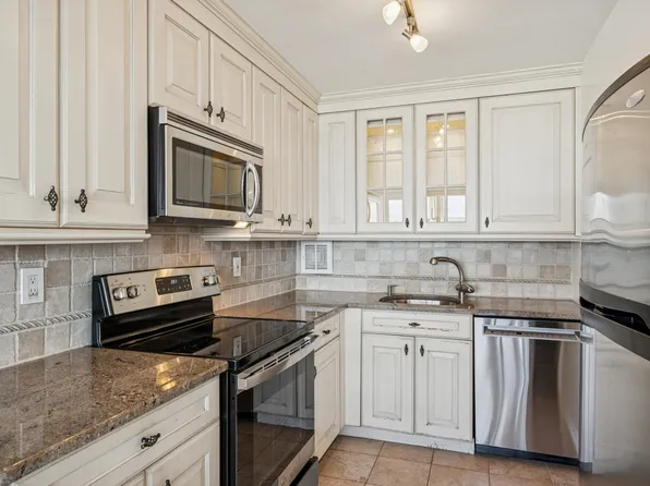 166-41 Powells Cove Boulevard image 13 of 32