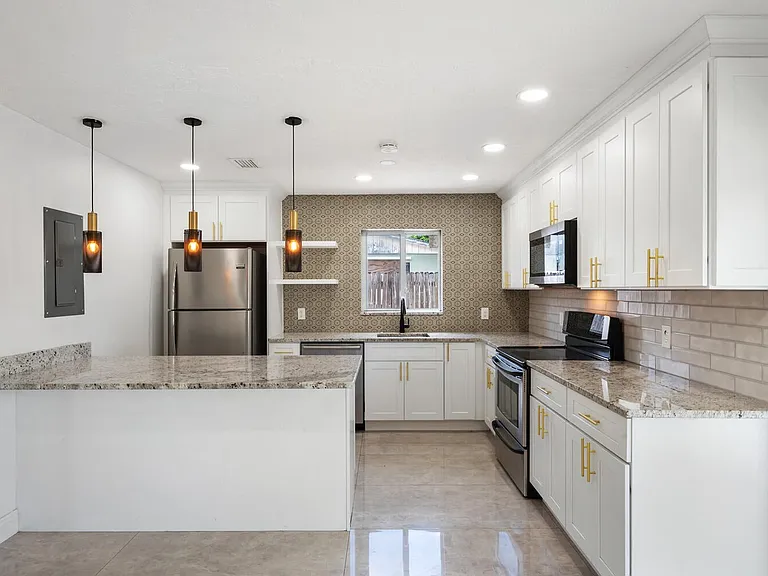 2100 N Seacrest Blvd — Photo 5